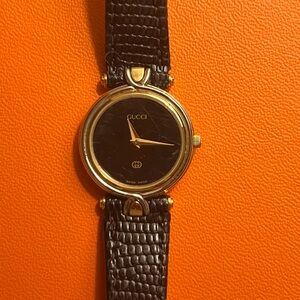 Authentic Gucci watch with real lizard band. Vintage from 1980s.